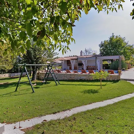 Mit Privatpool Fuer 16 Personen Ca 300 Qm In Rojnici, Istrien Binnenland Von Istrien Nyaraló