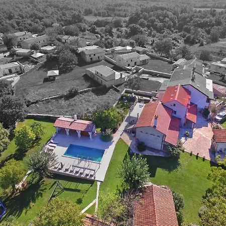 Mit Privatpool Fuer 16 Personen Ca 300 Qm In Rojnici, Istrien Binnenland Von Istrien * Rojnići